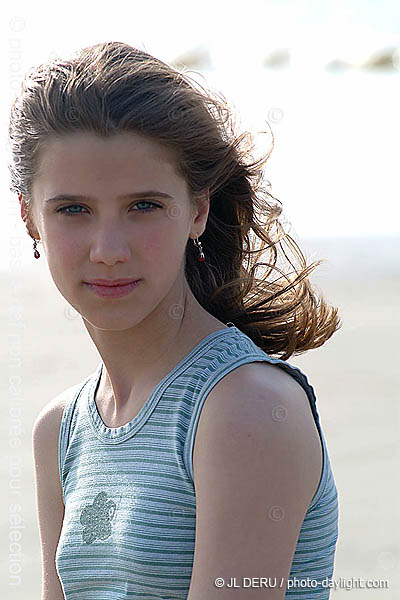 portrait de jeune fille au bord de la mer - girl's portrait at the sea's edge